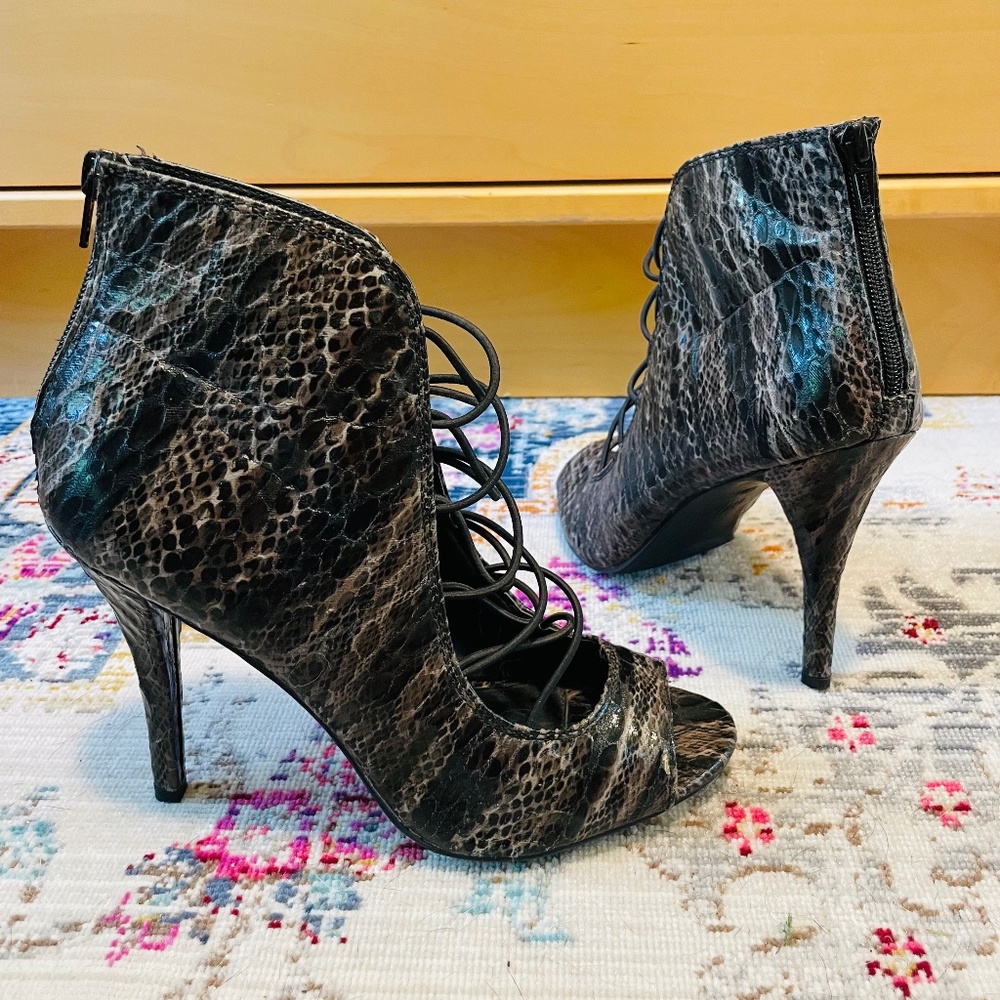 MIA Vienna snakeskin Peep Toe heels size 9